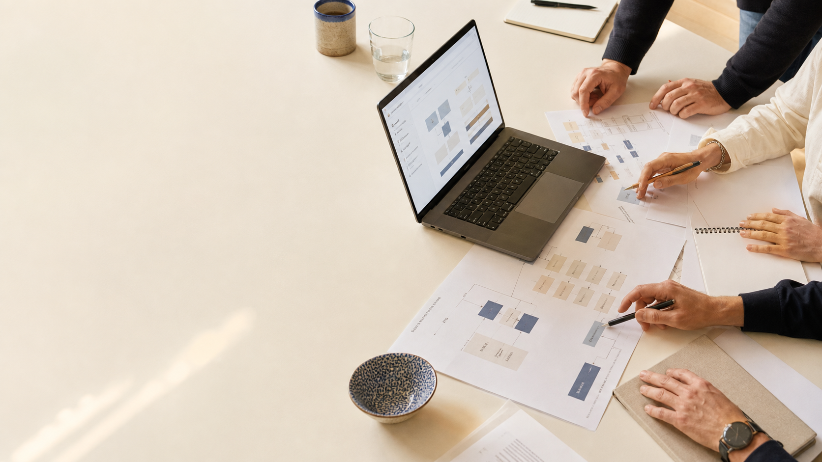 Reunión de trabajo: el equipo organiza procesos y documentación